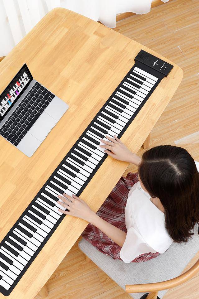 比吉他还便携的华芯康便携式手卷钢琴