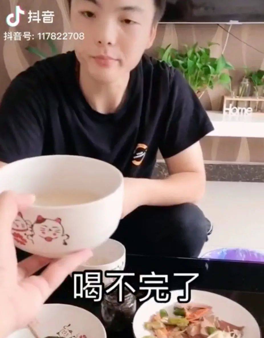 罗轩轩"半夜要吃夜宵赶紧爬起来给她点外卖可没吃几口就腻了非把我从