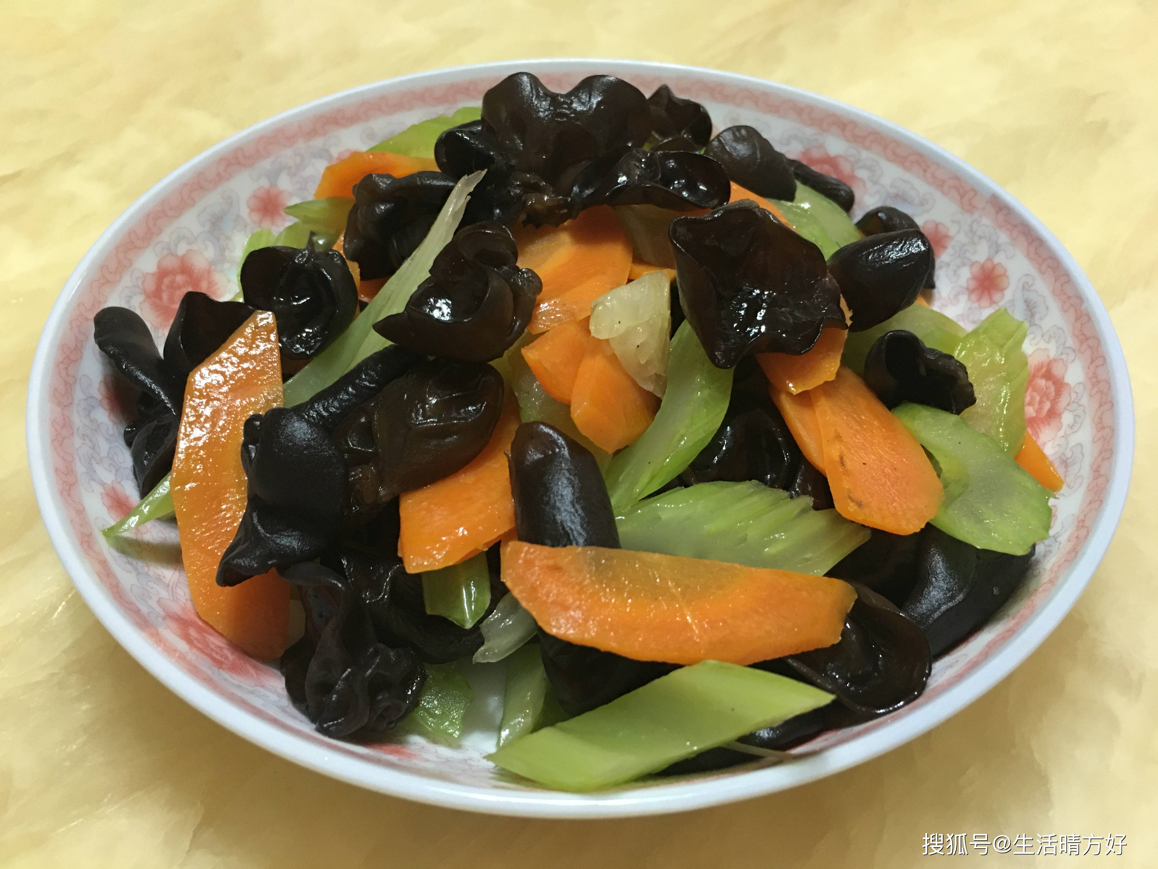 原创想瘦身减肥就常吃这菜:西芹木耳炒胡萝卜,助你瘦出小蛮腰