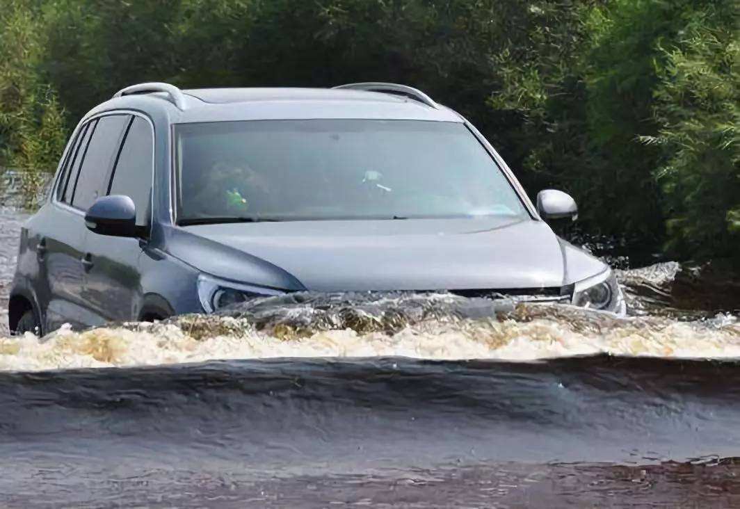 遇到紧急情况怎么办教你如何涉水行驶