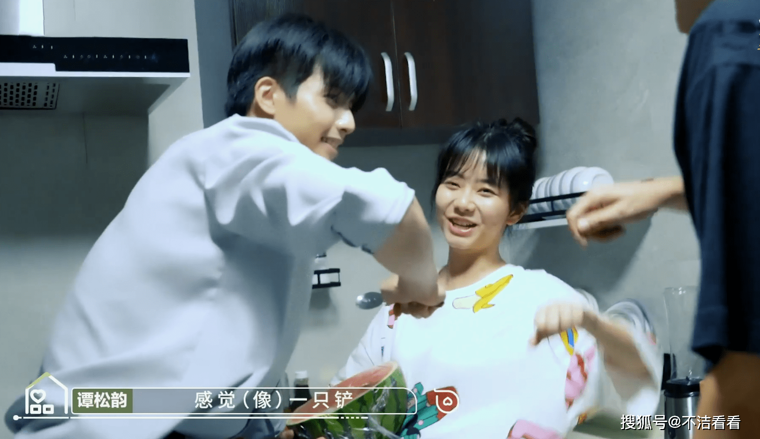 《以家人之名》花絮:凌霄表白现场问题多,一个西瓜折腾好久