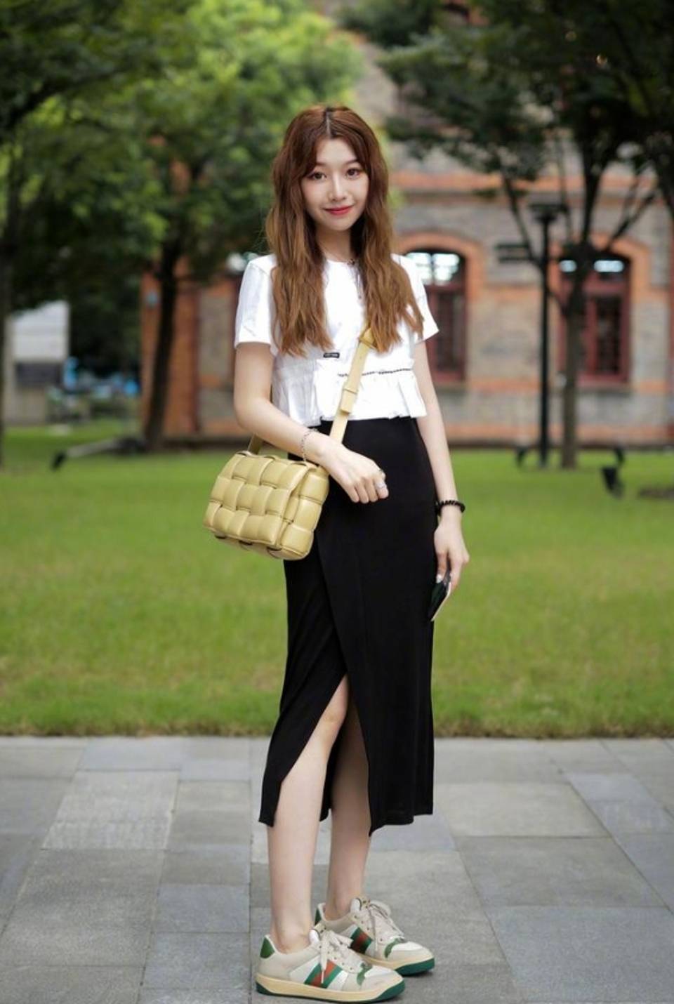 路人街拍小姐姐穿一件白色高腰短袖上衣看起来更加有魅力