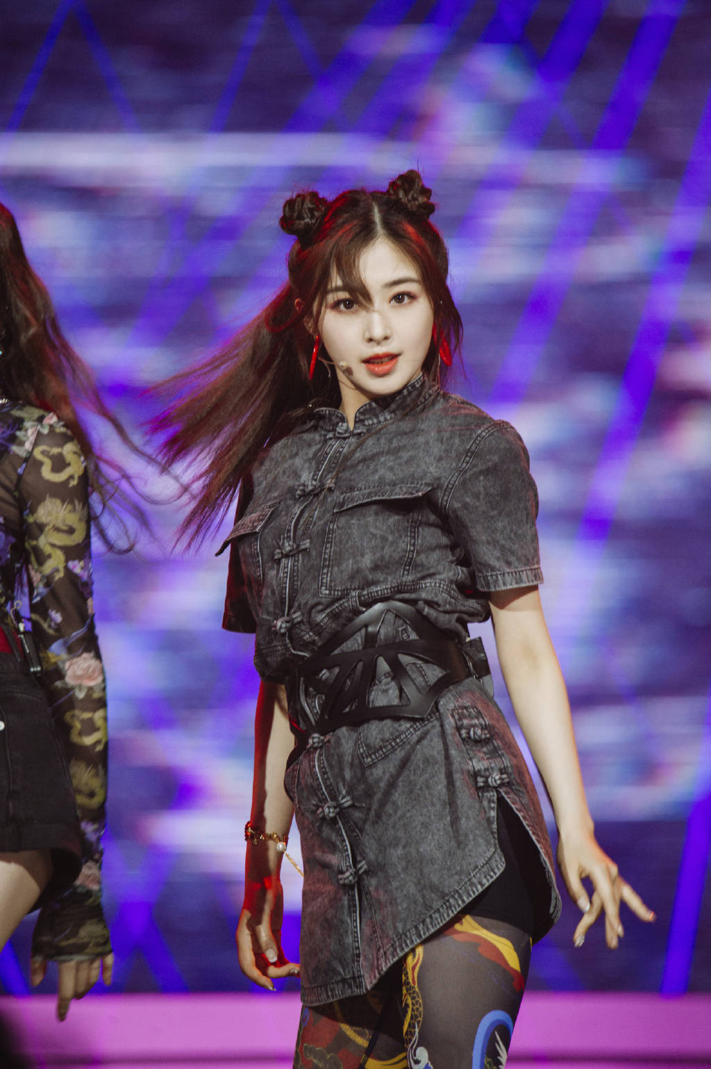 张含韵气质真不俗!穿"奶奶裙"不仅不显老土,反而高贵又显气场