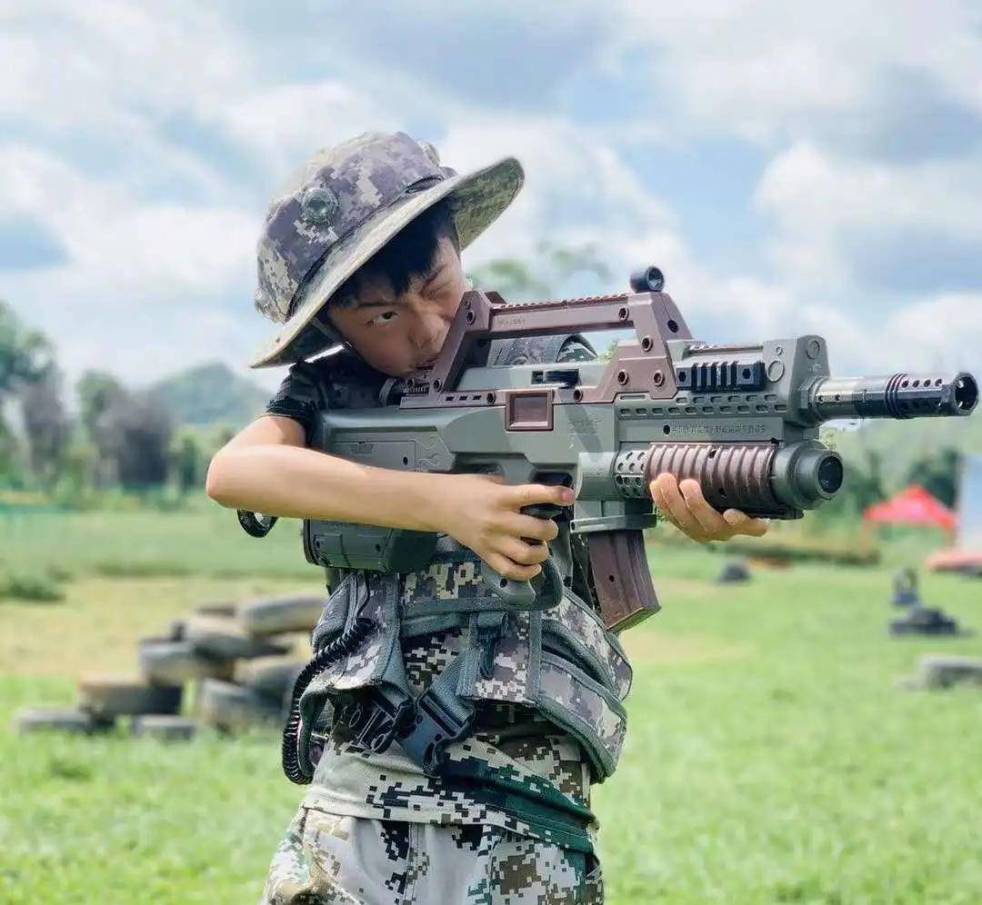 看立朗学员们如何在军训夏令营中乘风破浪