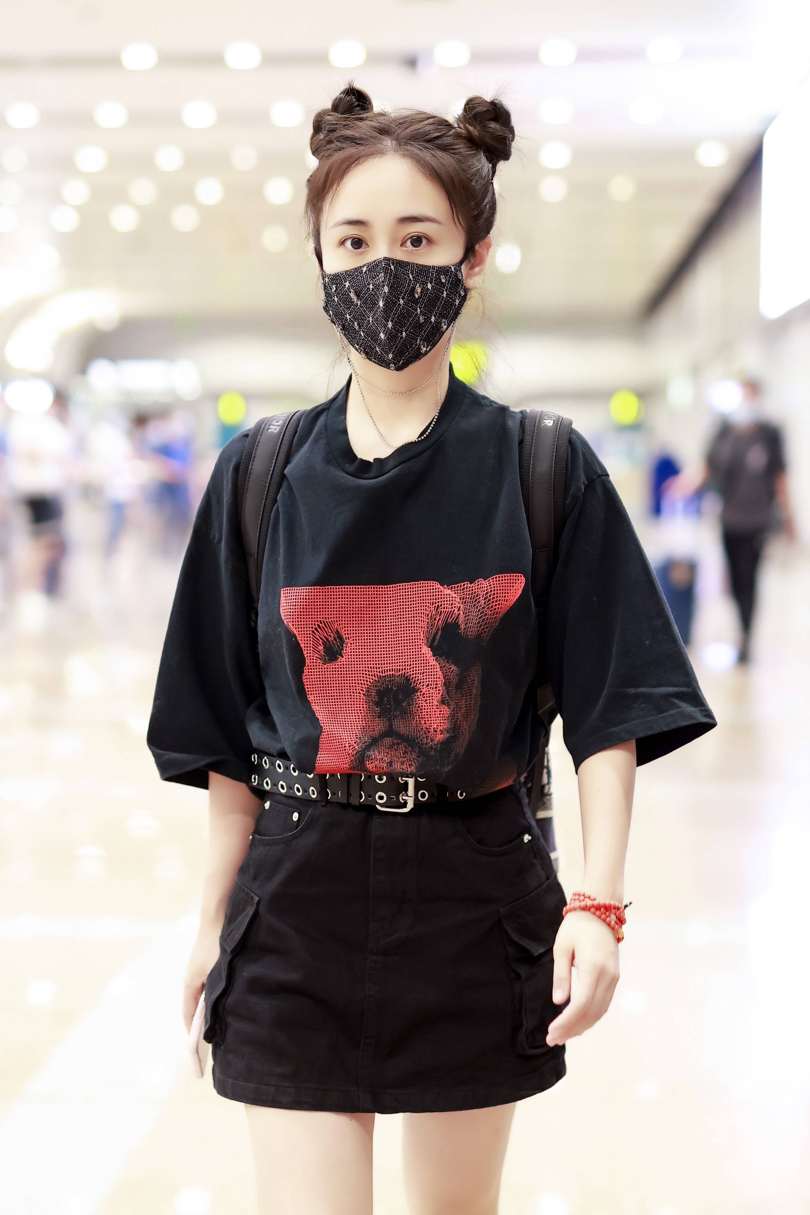 活力丸子头刘芸机场新装扮时髦又减龄