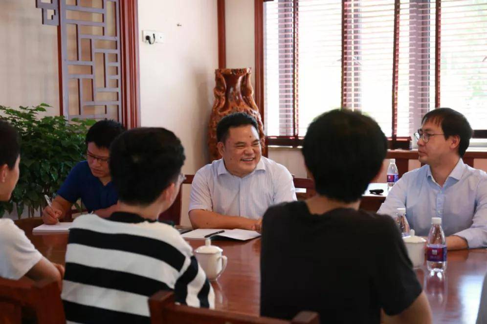 清华大学专家组向重庆十八中学子颁发录取通知书并授予