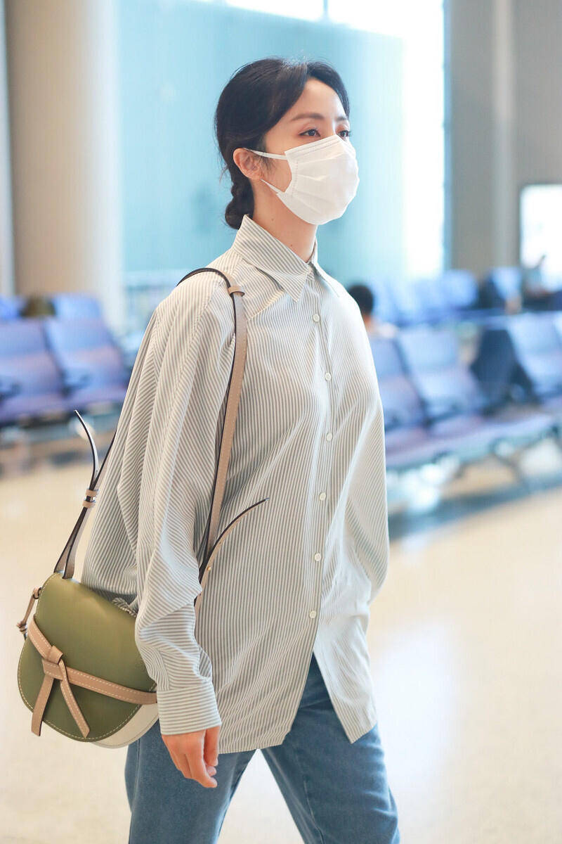 孙莉终于时髦起来,穿条纹衬衫配拼接牛仔裤,172身材太优越