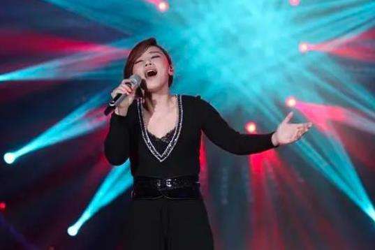 马来西亚铁肺女歌手图片