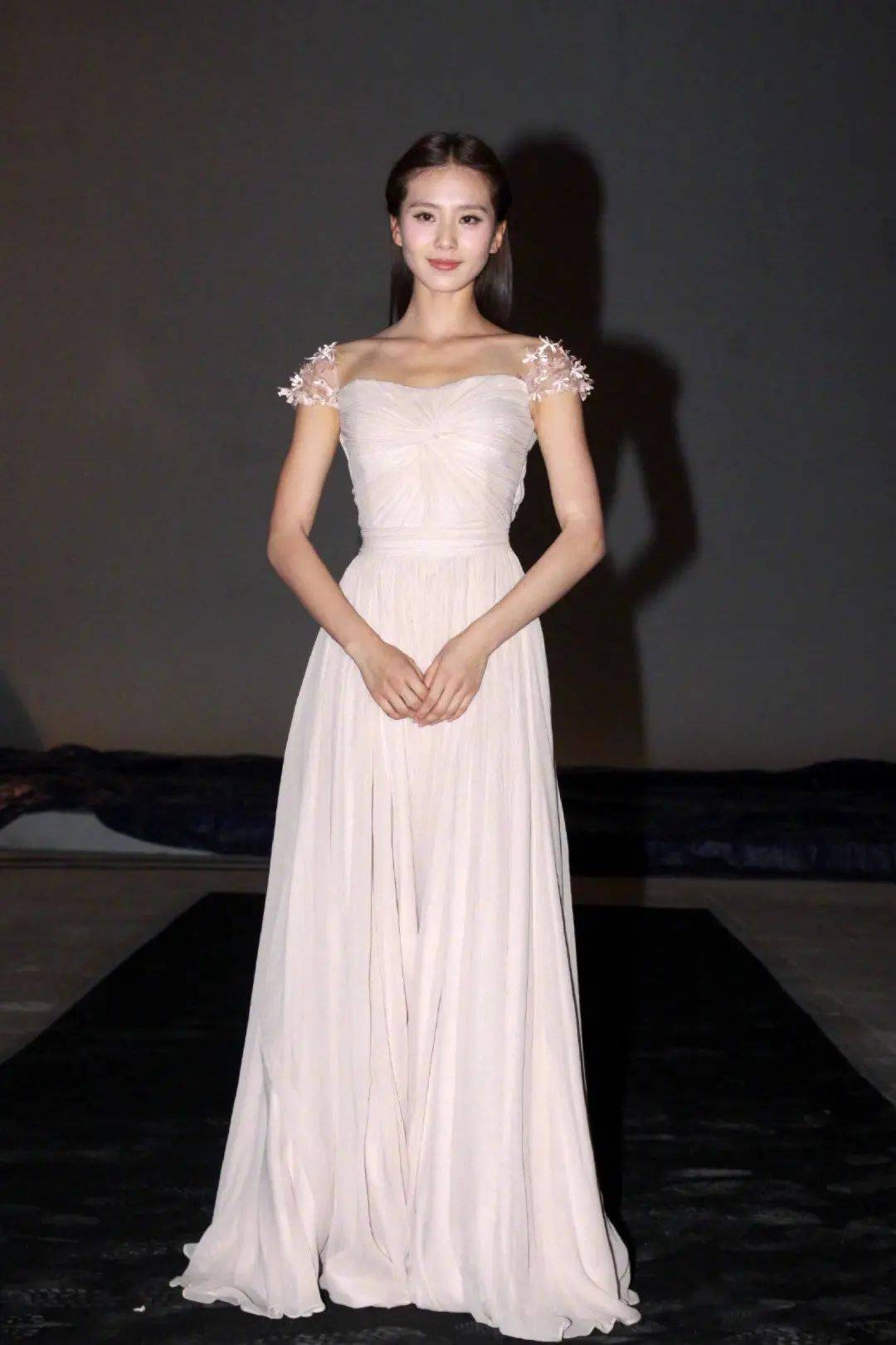 原创刘诗诗衣品太高级穿一身白也不显单调这几点是关键