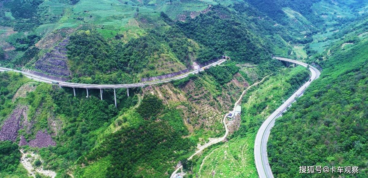 首秀即巅峰 网红女司机敏小敏和红岩杰狮一起征服昆磨线