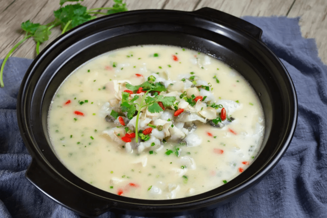 养生料理百合煮桂鱼,桂鱼的鲜美嫩滑与滋阴润肺的鲜百合的完美搭配