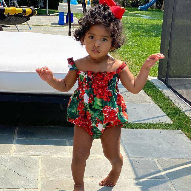 科比妻子带三女儿与保罗夫妇出游,罕见露出笑容,小女儿神似父亲