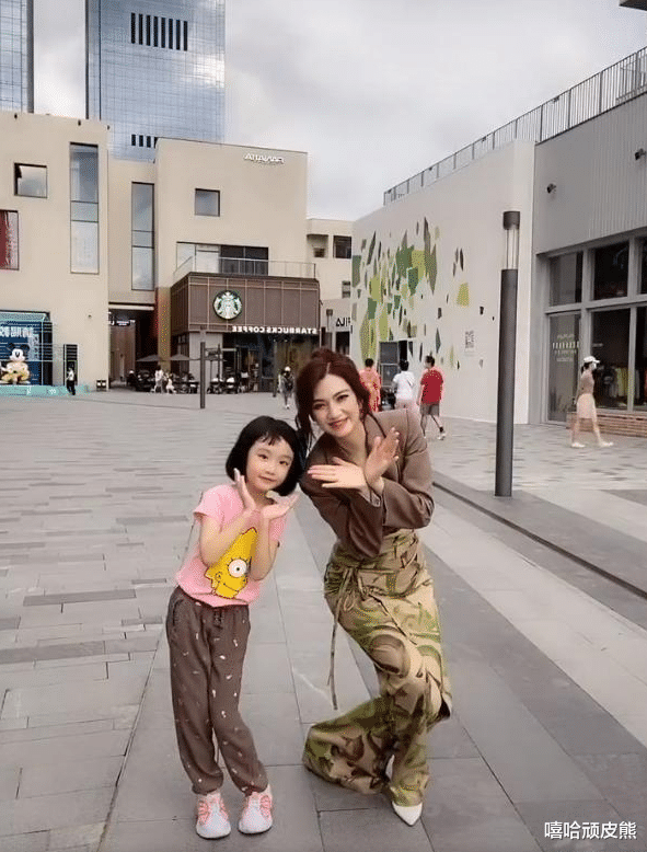 原创洪欣与女儿跳舞6岁彤彤身高超妈妈腰部长相和张丹峰太相似