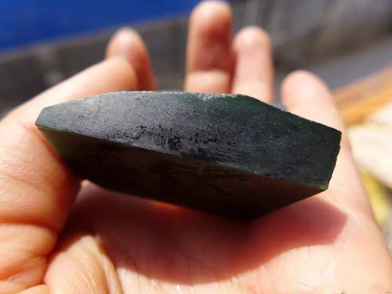 老行家随手2万买下的墨翠原石,一刀切开后,丝毫不逊色帝王绿!