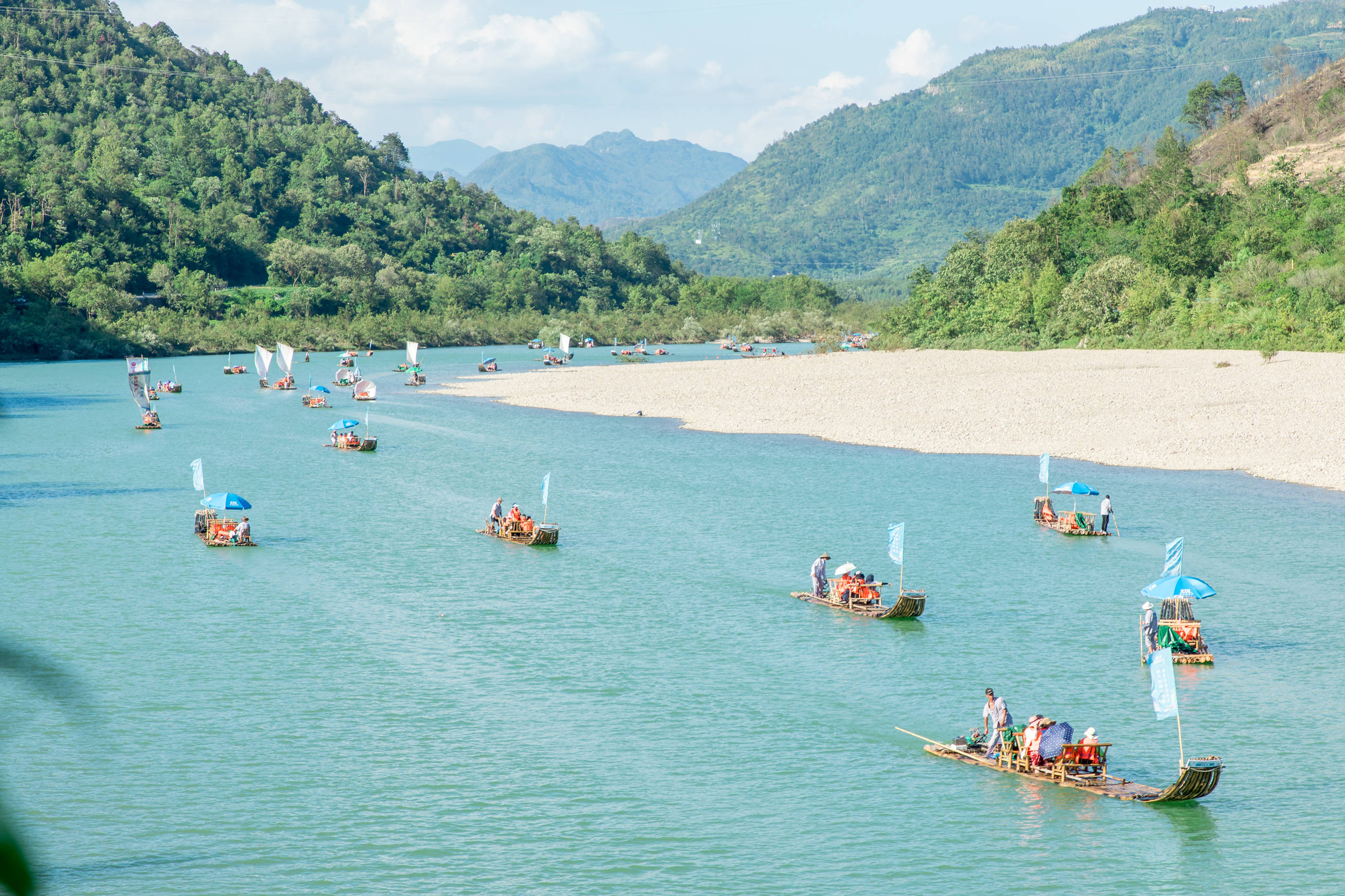 温州楠溪江百筏齐发上演百轲争流