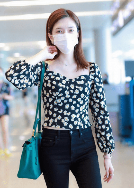 江疏影露脐装亮相,惊艳路人,网友纷纷说到终于放开了自己的衣品!