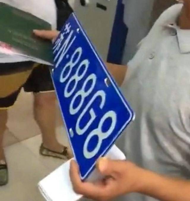 五菱车主在车管所抽到靓牌土豪当场要重金收购却被拒绝