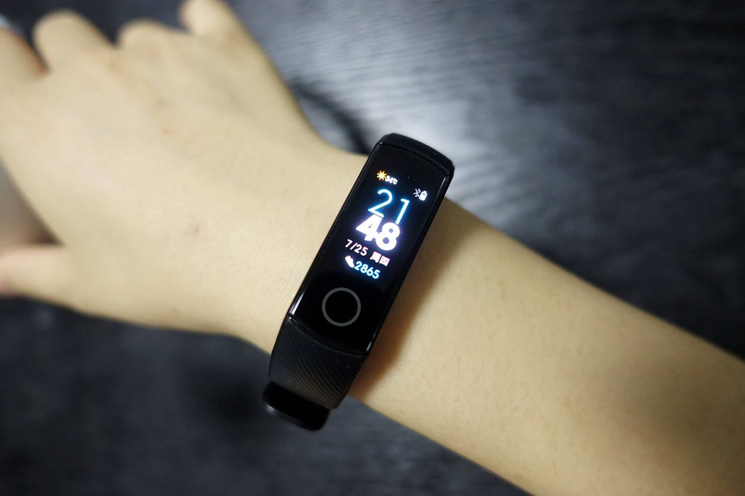 戴着ta去游泳吧大彩屏高性价比荣耀手环4标准版评测