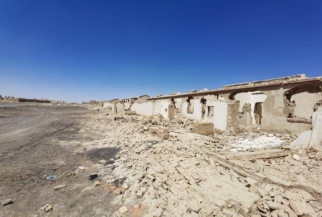 在荒无人烟的戈壁滩跑丢了 好在我们开的是它