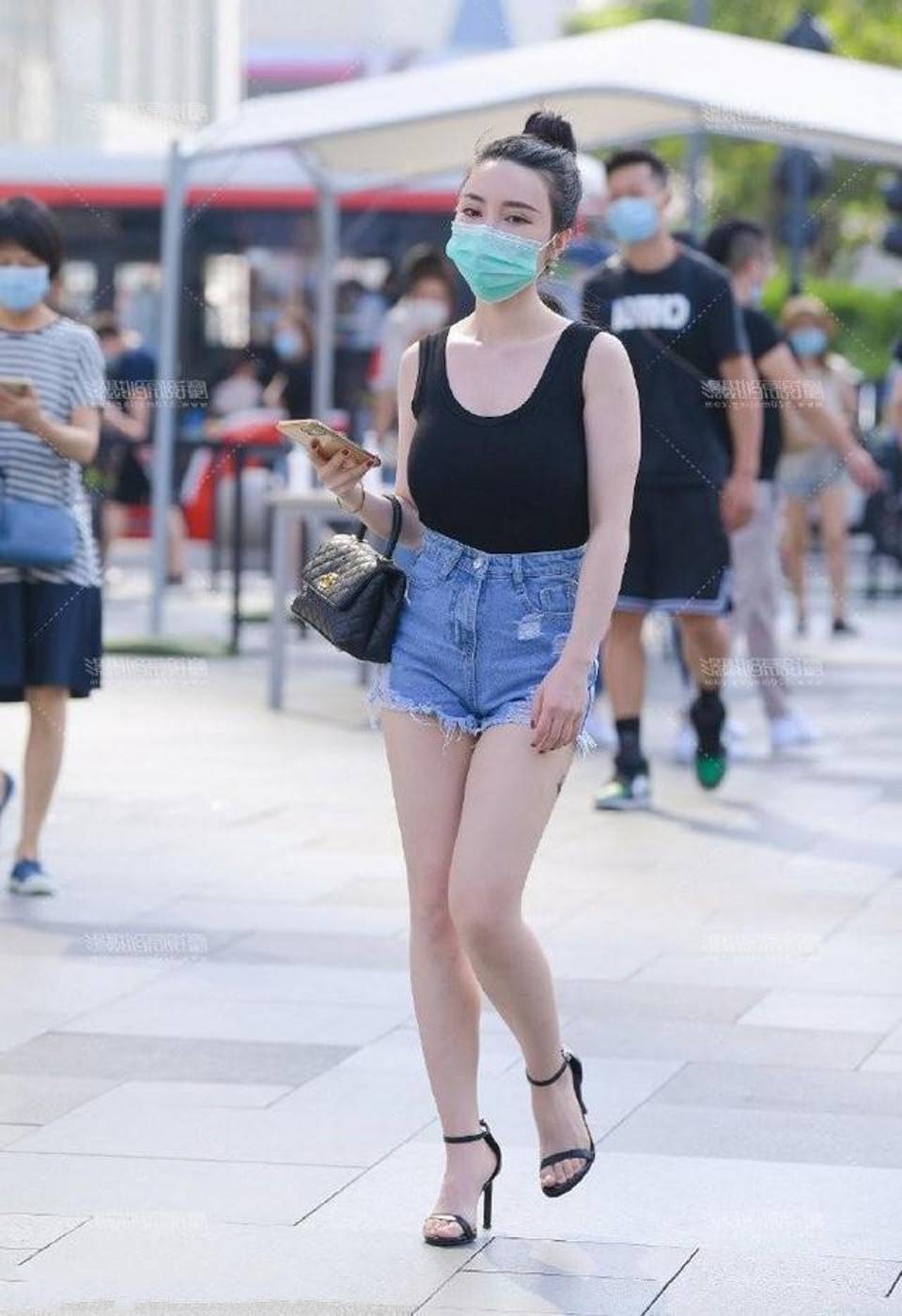 路人街拍美女穿黑色的吊带背心更有一种优雅成熟气息