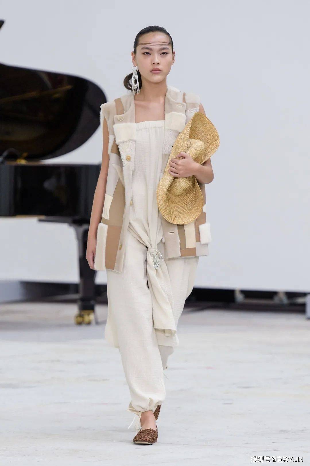 丹麦品牌mkdtunisex极简风和性冷淡风碰撞产生的美妙化学反应