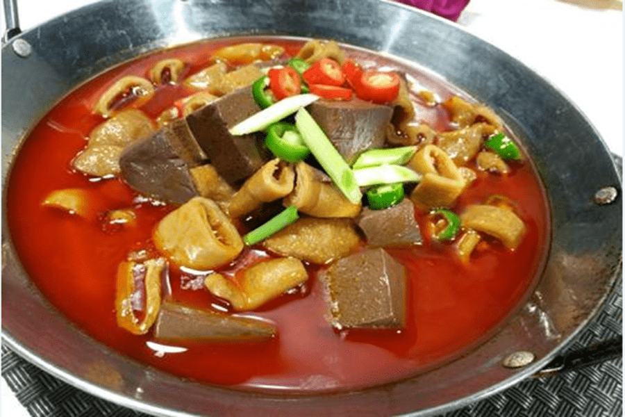第六道菜:酸菜鸭血肥肠食材:肥肠400克,农家泡菜200克,鸭血300克,青