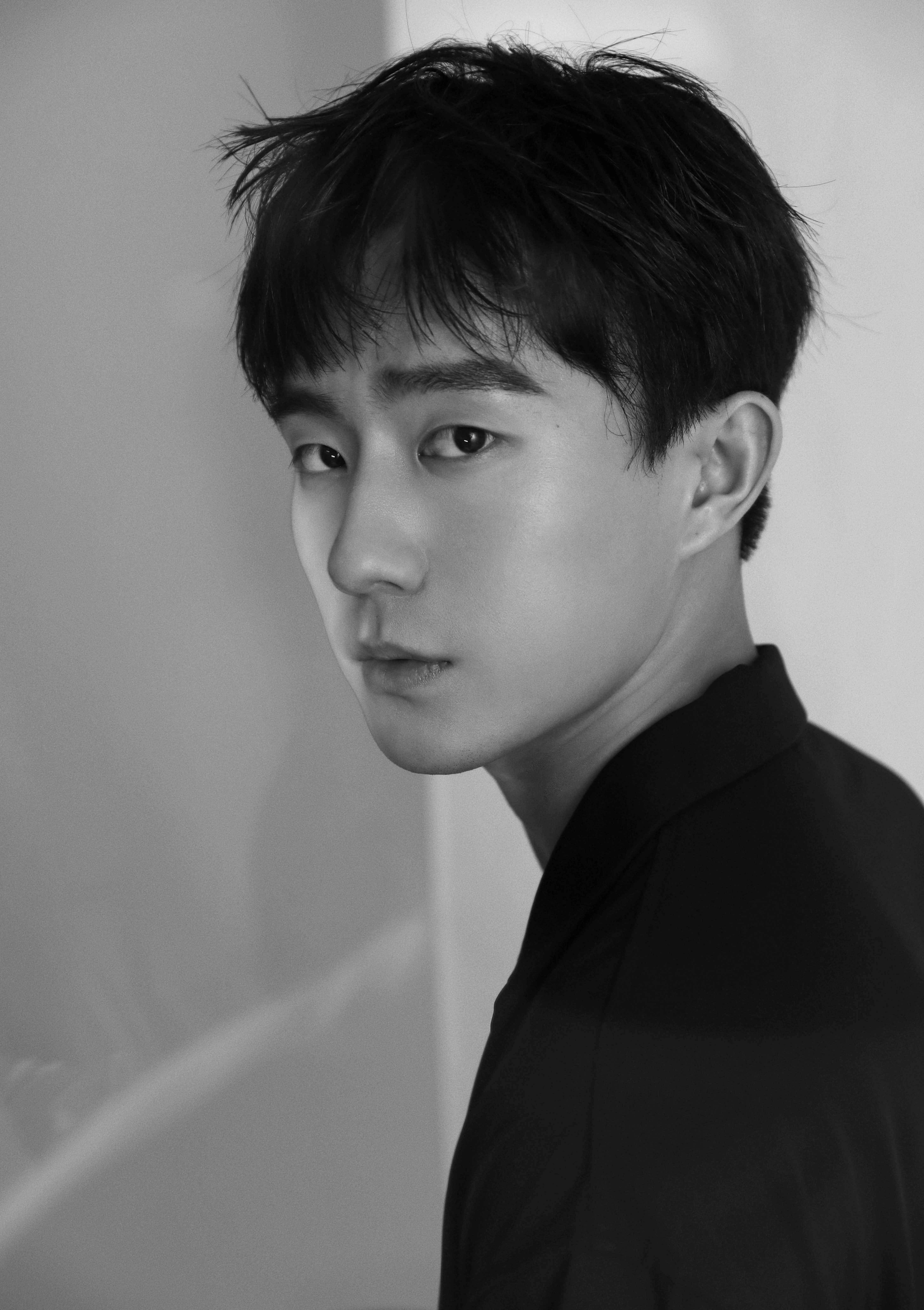 郑好黑色系写真大片再现侧颜杀 极简黑白色调诠释简约时尚新风格_手机