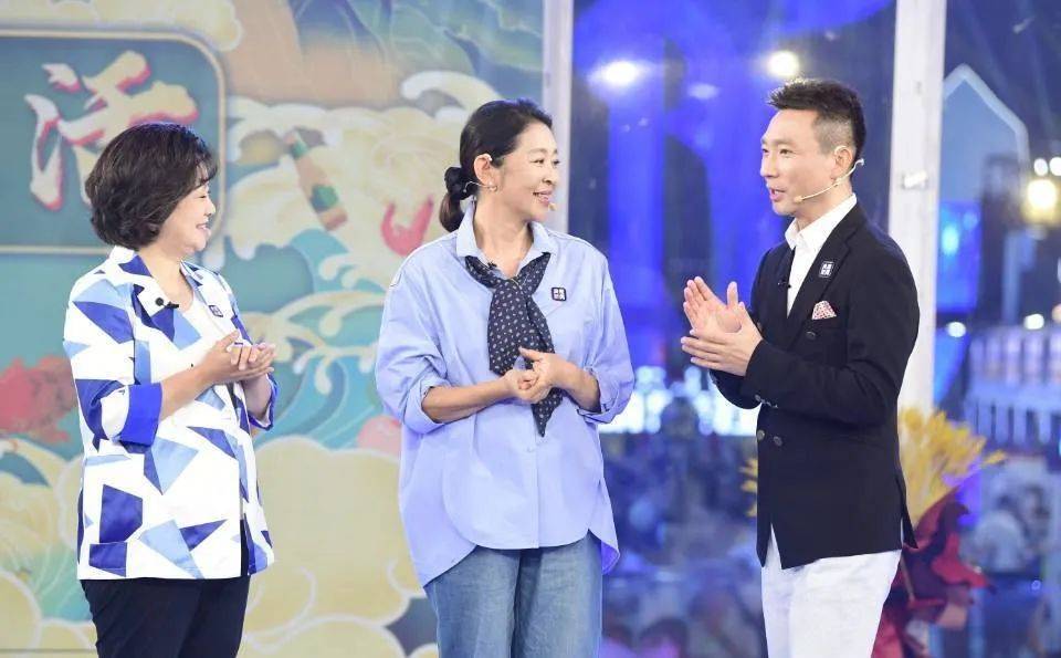 倪萍鞠萍回山东老家大秀济南话,康辉献唱,同框直播带货14亿?