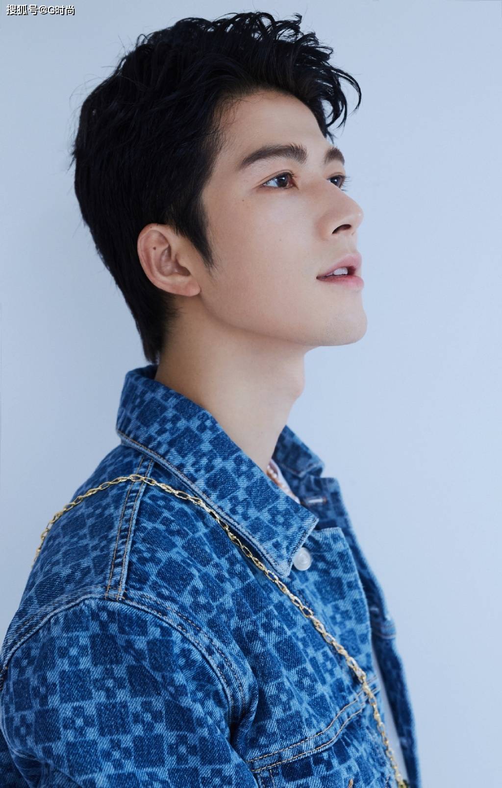 陈学冬身穿白色衬衫配蓝色星辰牛仔夹克 清爽时尚