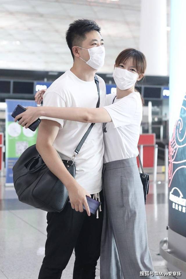 李艾产后身材恢复得不错穿t恤配长裤站在老公身旁显小鸟依人