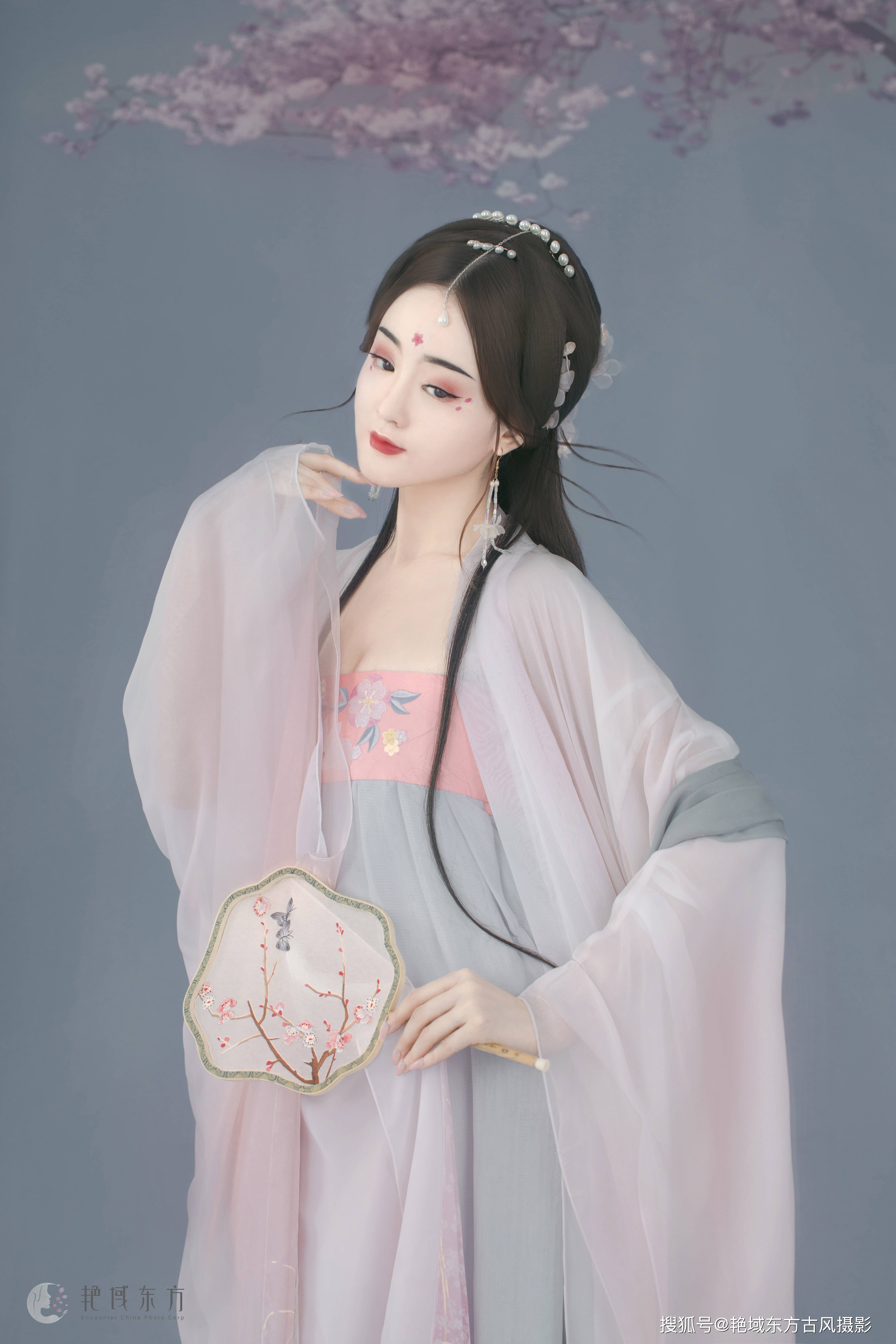 艳域东方|散花漫,超美写真,当少女与樱花相遇