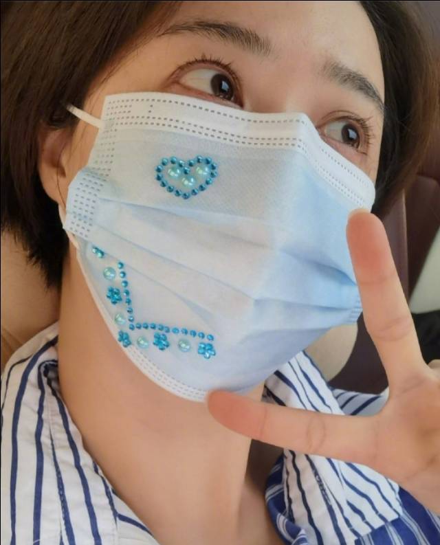 霸气这位明星戴的口罩我是第一次见你见过这豪华版的口罩吗