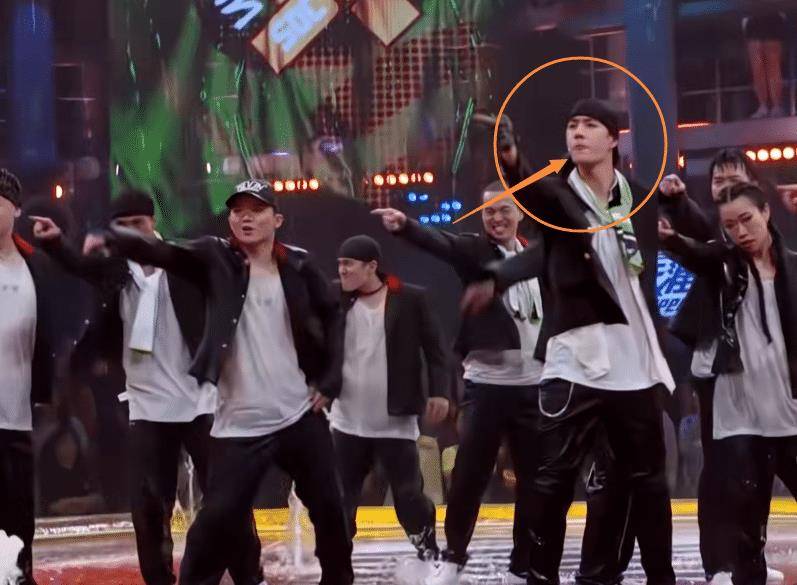 王一博水舞台燃炸了,当镜头特写他的舞蹈动作,确定是带伤上场?