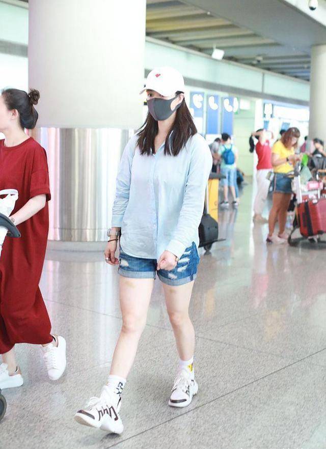 110斤蒋欣和90斤李沁同穿短裤相差20斤视觉效果不能再尴尬了