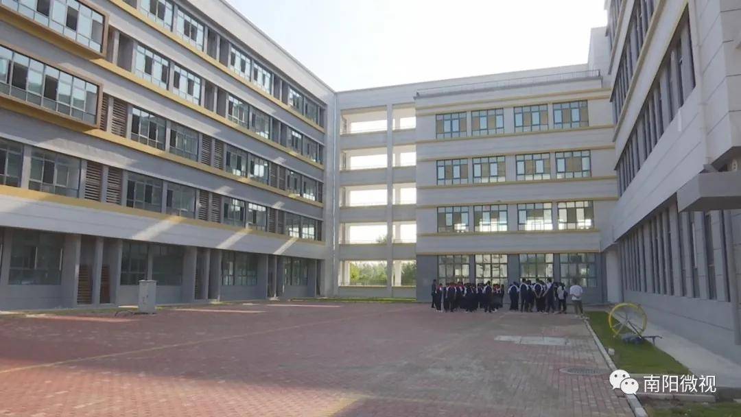 南阳市第六完全学校(南阳外国语中学)位于规划的高铁片区内,学校从