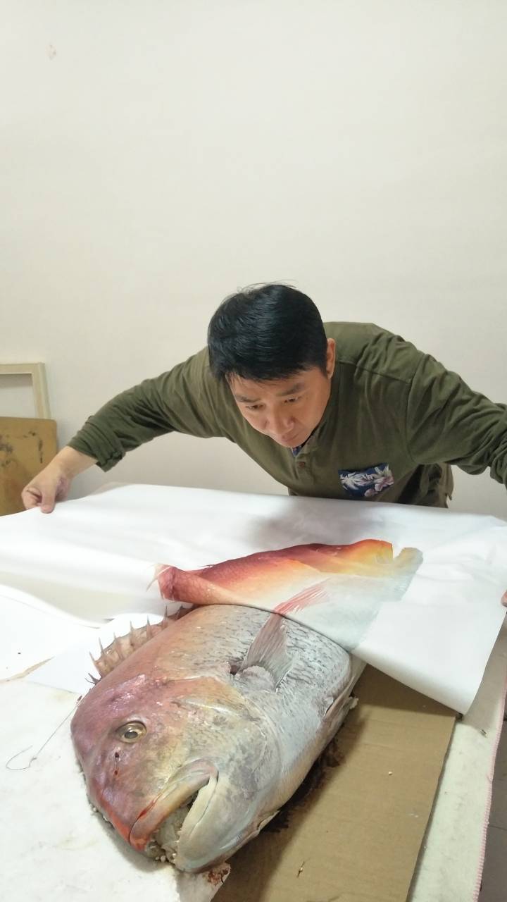 走近非遗系列报道之四十三——他是鱼拓艺术的探索者_手机搜狐网