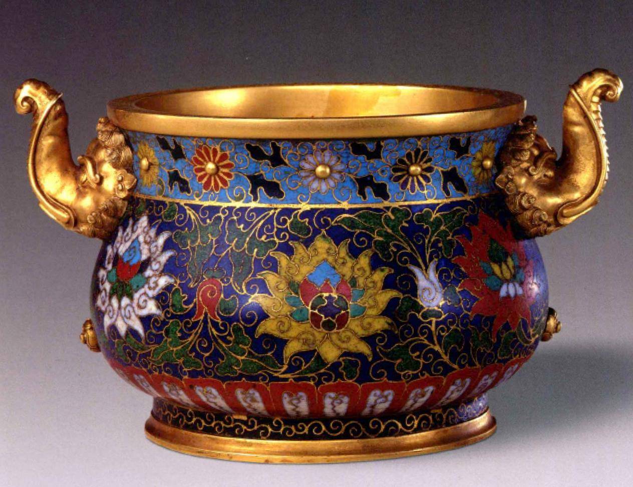 掐丝珐琅】掐丝珐琅,元代叫做"大食窑"或"鬼国嵌",今人俗称为"景泰蓝"