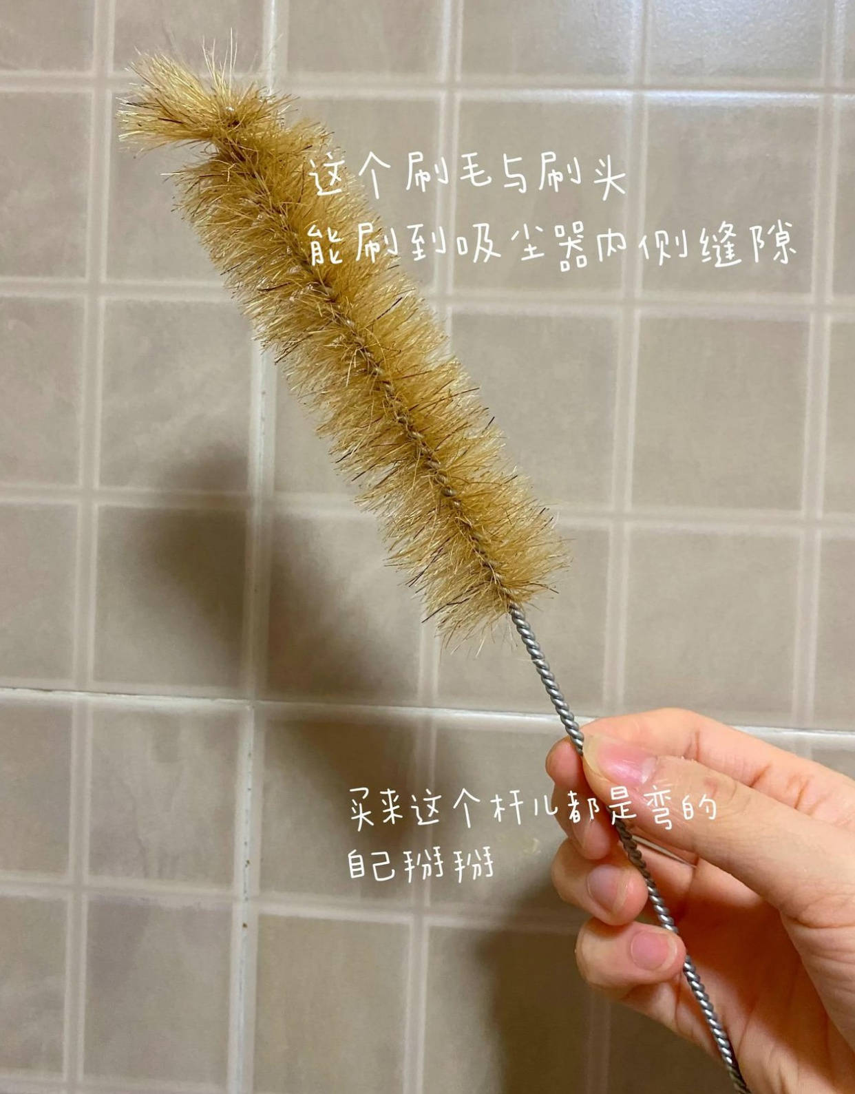 这把刷子用的是剑麻刷毛,拿它摩擦手板心时,能感觉到摩擦力,但又不觉