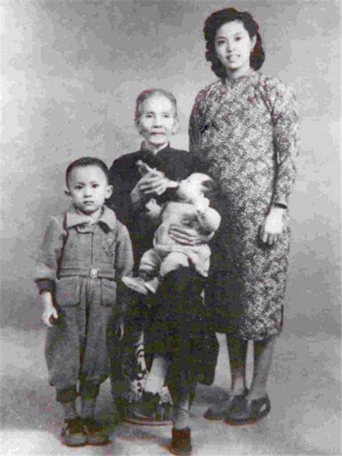 张灵甫死后19岁妻子赴美国60年后登上孟良崮写下4个字
