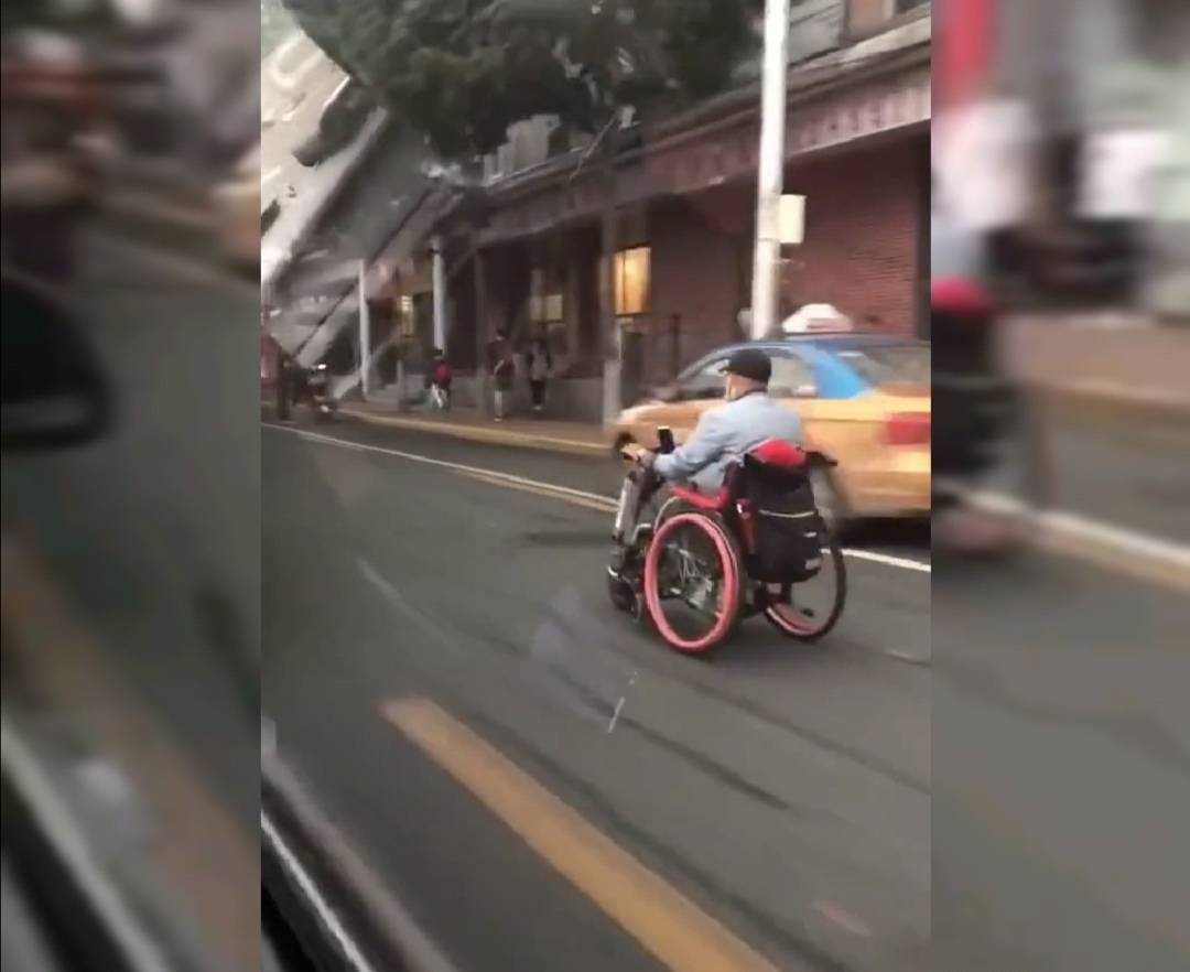哈尔滨两老人在街上飙电动轮椅,一前一后风驰电掣,雄风不减当年