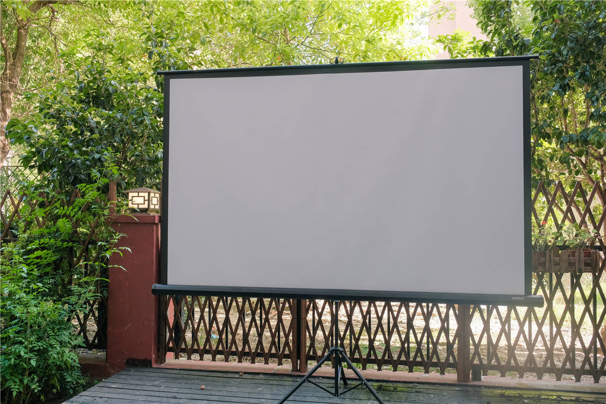 后来幕布我买的是一个极米的100寸16:10的支架式幕布,卷筒结构的收纳