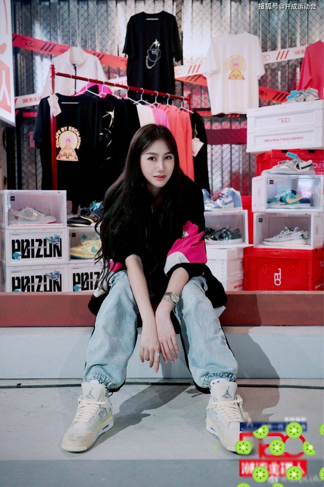 孙悦续约北控陈露参演服装品牌展会身姿曼妙宛如柳腰春风过
