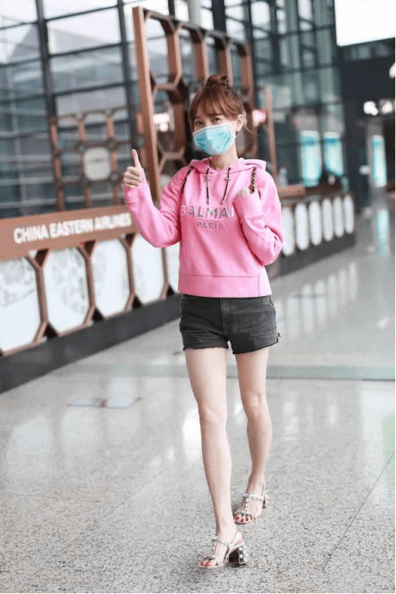 只见金莎身着粉色短款卫衣搭配牛仔短裤,大胆秀出修长的白皙美腿,时髦