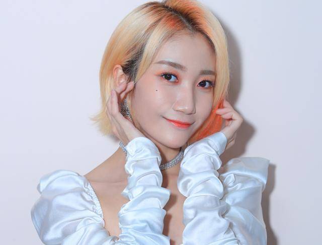 当红歌手乃万疑遭压榨,直言气疯了想罢工!此前曾被累到咳血