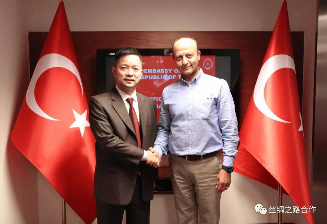 商务参赞(右)哈坎·科查特奇首席商务参赞热情欢迎曹主任一行的到访