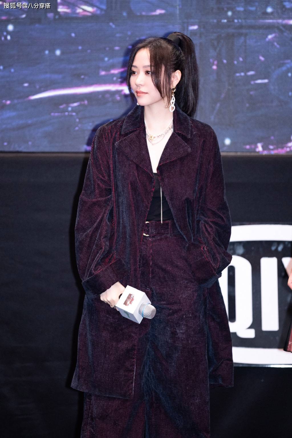 原创张靓颖人美歌红又会穿!一袭黑色连衣裙精致高贵,气质真不是吹的