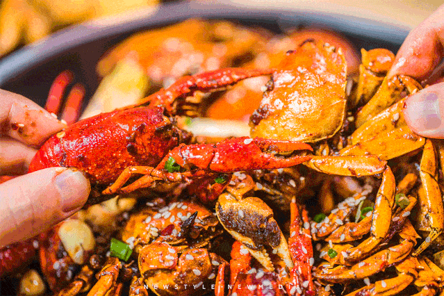 日销上万的油焖小龙虾和入味十足的大闸蟹在盘内"battle",纠结星人不