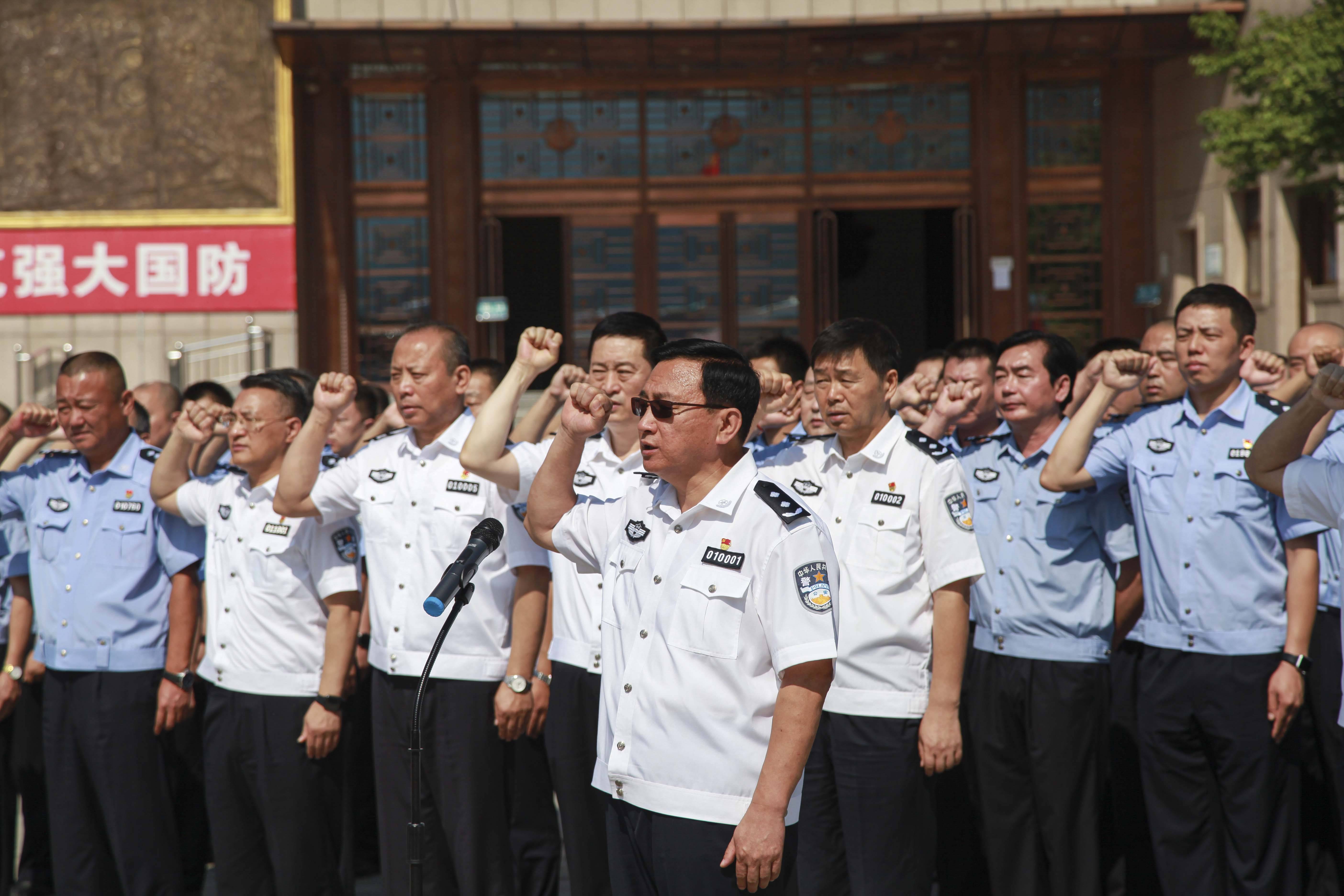 由北京铁路公安局党委书记,局长王旭章领誓,重温了入党誓词