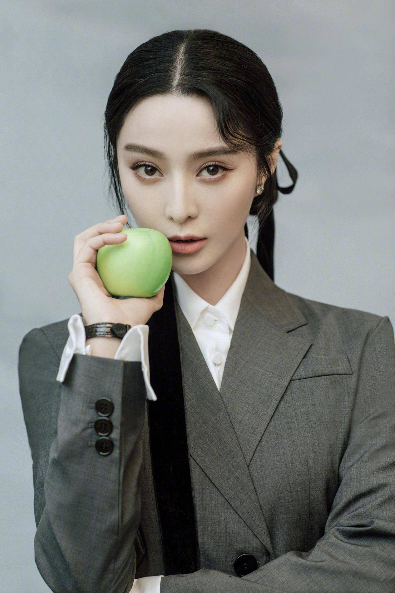 范冰冰受邀参加艺术展,穿西装连衣裙优雅,盘发绑日系丝带真惊艳_手机