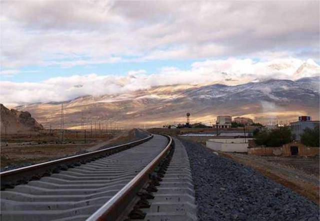 我国正在建设的一条铁路全长约3841公里沿途共设16个站点